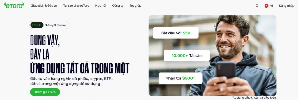 Hero banner for eToro: bold Vietnamese headline on the left and a smiling man using a smartphone on the right in a rounded image card 2-column layout.